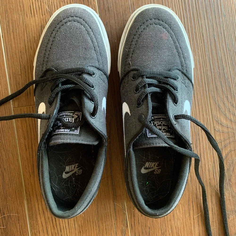 Youth Size 4 (Women’s Size 6) Nike Sneakers - Picture 2 of 6